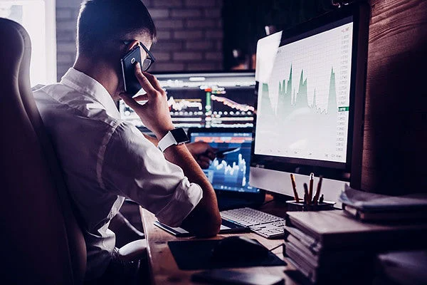 engineer-monitoring-manufacturing-data